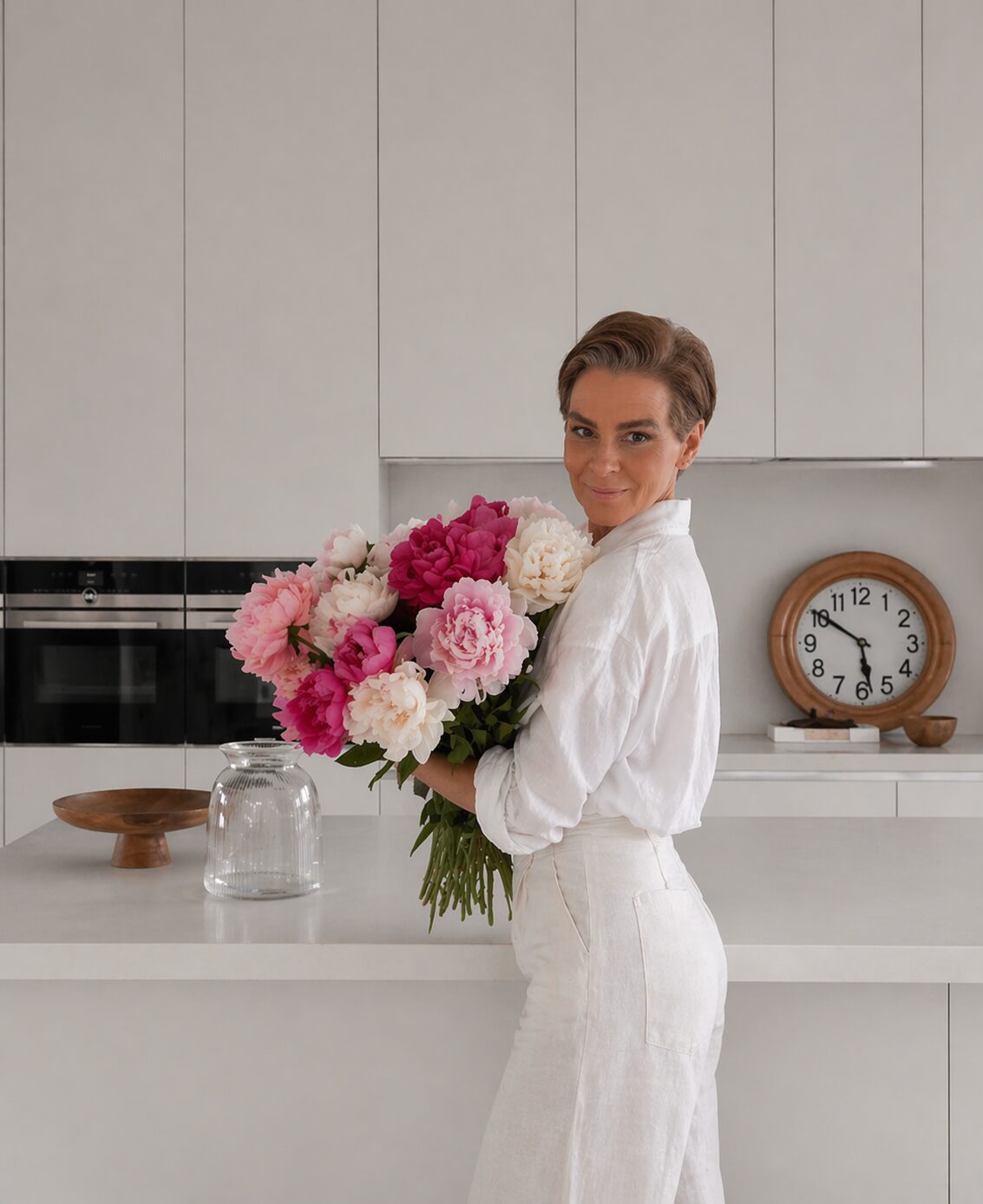 Mina Hesse in ihrer Küche mit einem Blumenstrauß