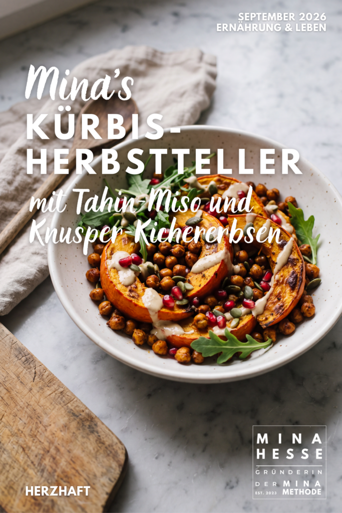 MINAs Kürbis-Herbstteller mit Tahin-Miso und Knusper-Kichererbsen
