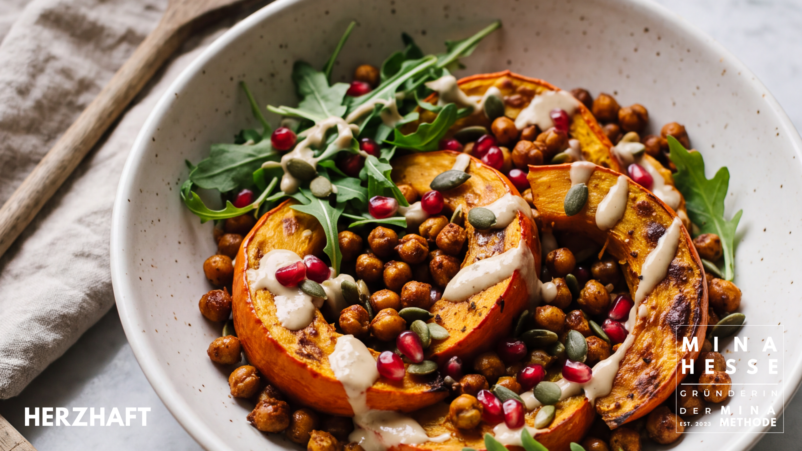 Kürbis-Herbstteller mit Tahin-Miso und Knusper-Kichererbsen
